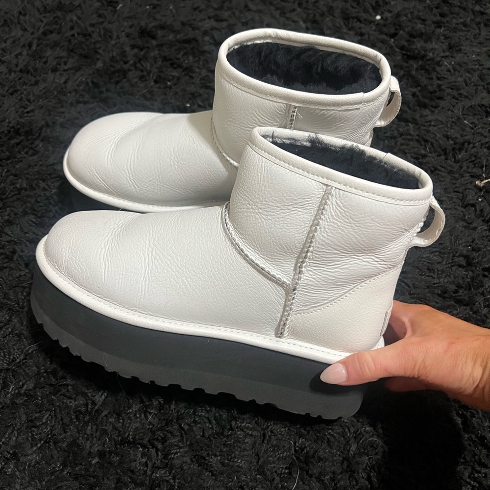 LIKE NEW LEATHER WHITE PLATFORM SHORT UGGS